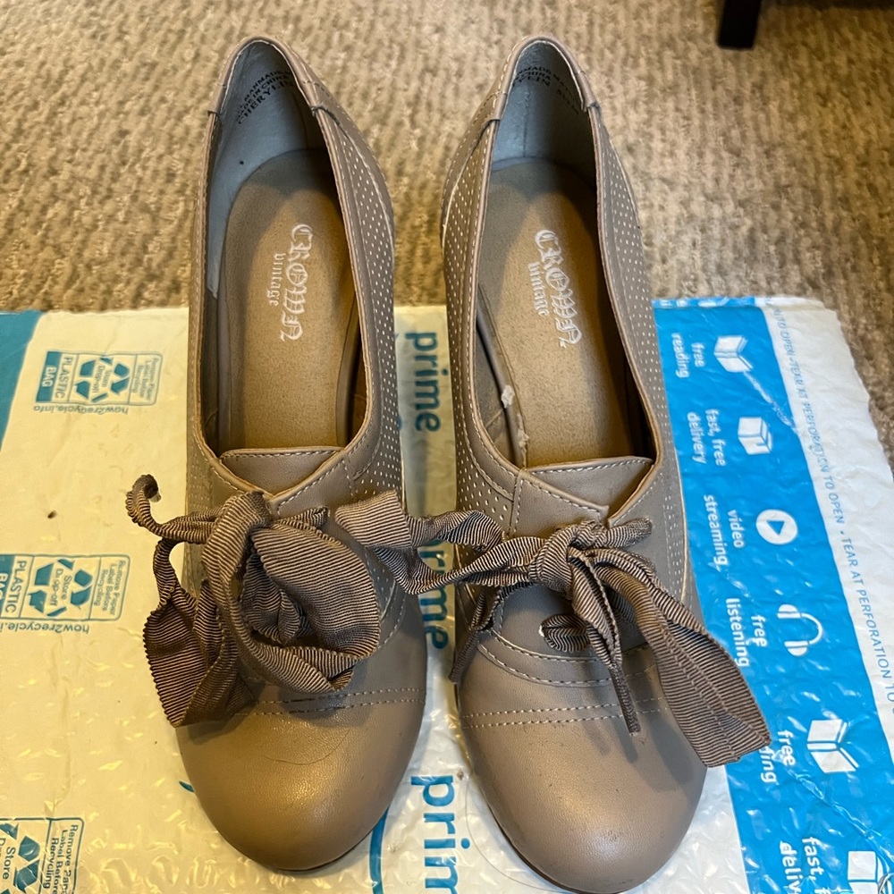 Beige Crown Vintage Oxford Heels Size 5.5